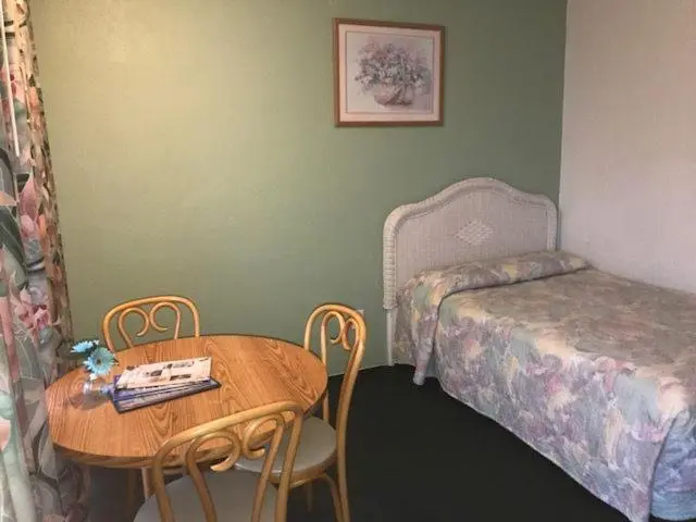 スイート, Gold Crest Motel