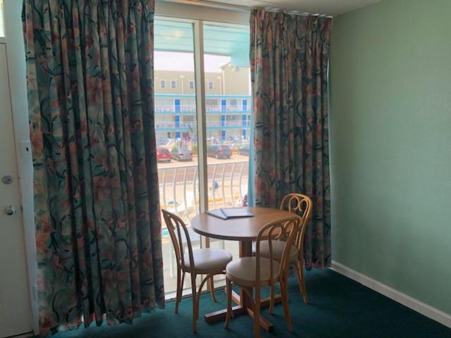 Люкс, Gold Crest Motel