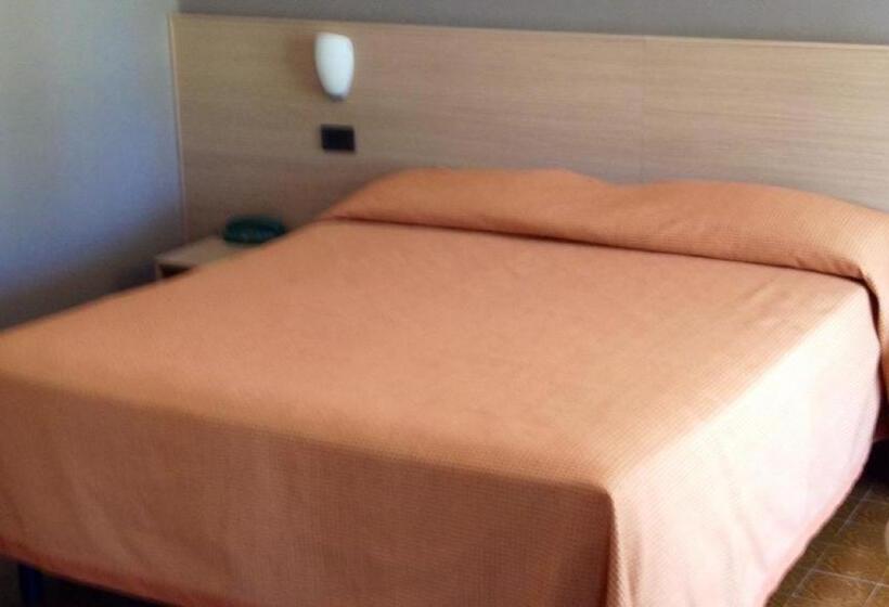 标准三人间, Astoria