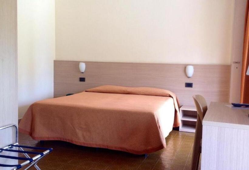 标准三人间, Astoria