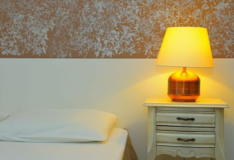 带阳台的三人标准间, Cesurlar