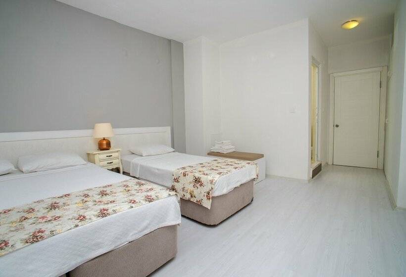 带阳台的三人标准间, Cesurlar