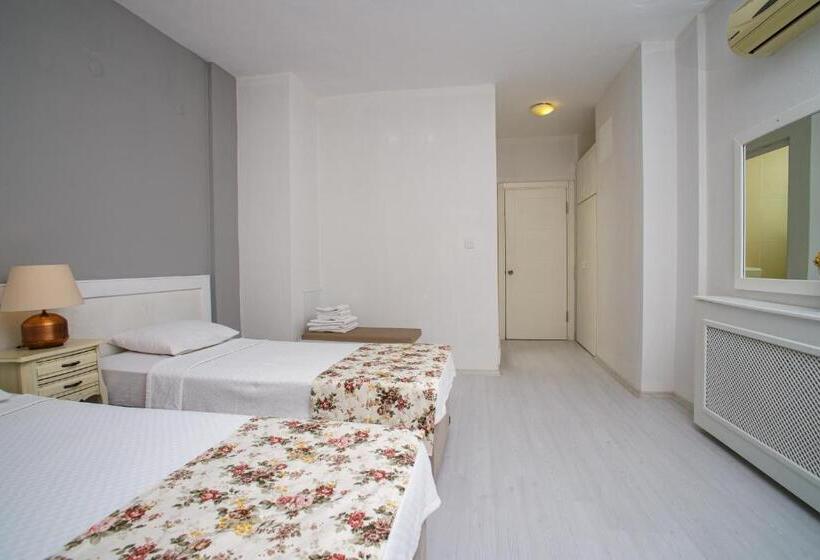 带阳台的三人标准间, Cesurlar