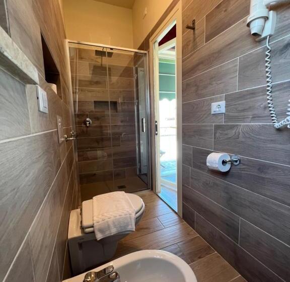 Четырехместный Номер Стандарт, Liu