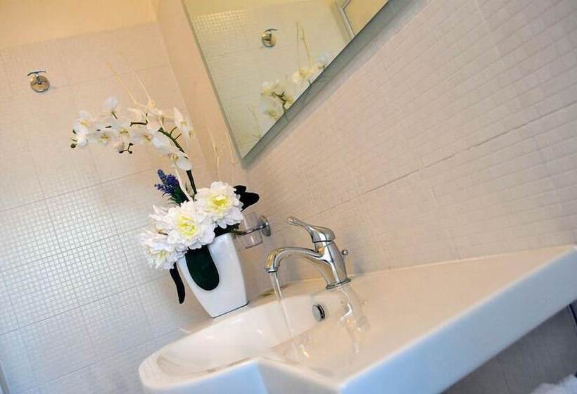 Номер Стандарт Трехместный, Liu