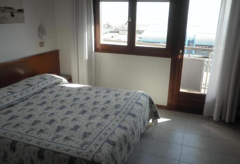 غرفة قياسية مطلّة علي البحر, Touring