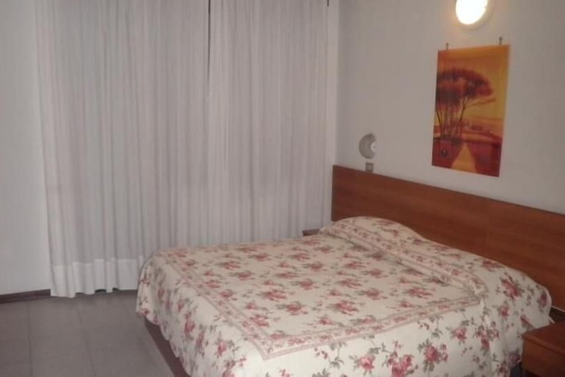 غرفة قياسية ثلاثية, Touring