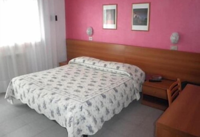 غرفة قياسية ثلاثية, Touring