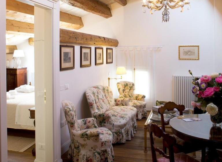 Suite, M Club De Luxe B&b