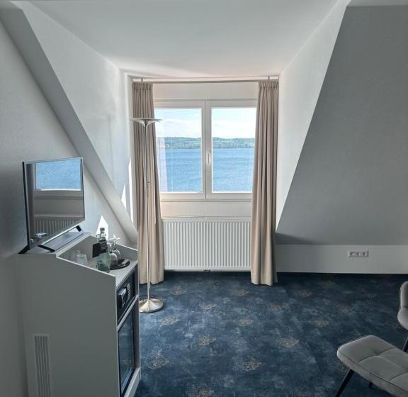 Suite with lake view, Seegarten