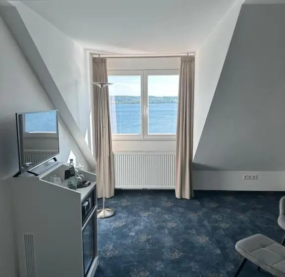 Suite with lake view, Seegarten