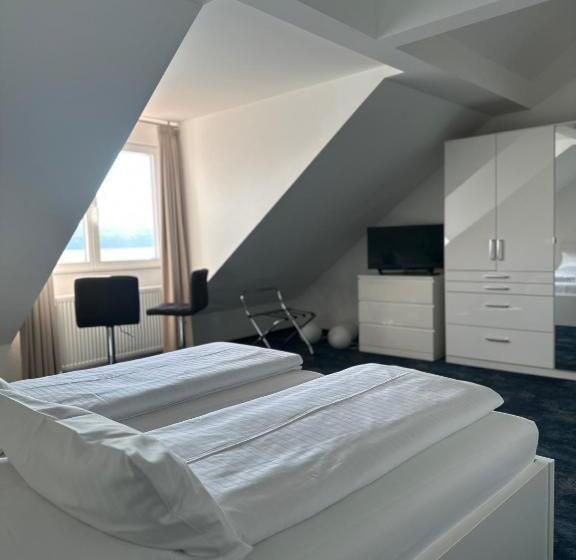 Suite with lake view, Seegarten