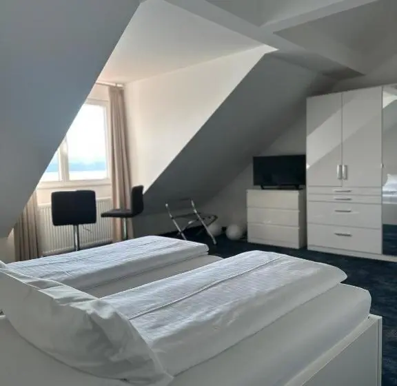 Suite with lake view, Seegarten