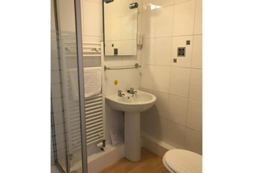 غرفة قياسية فردية, The Crown