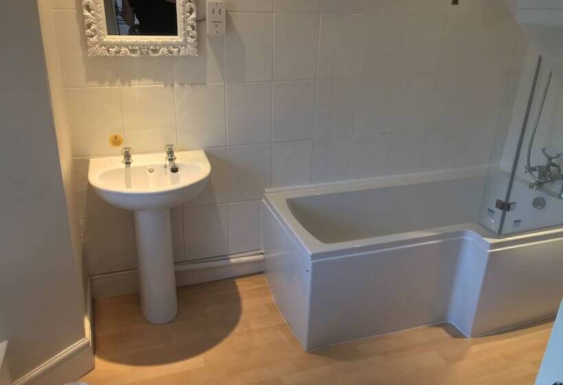 غرفة قياسية فردية, The Crown