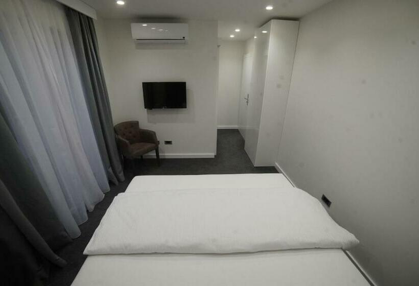 スタンダードルーム, Forty Two Block A