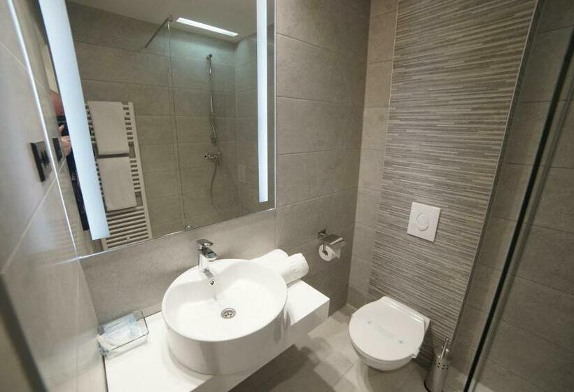 デラックストリプルルーム, Forty Two Block A