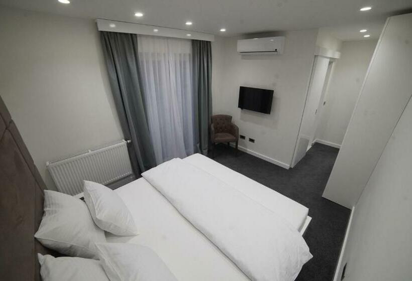 デラックストリプルルーム, Forty Two Block A