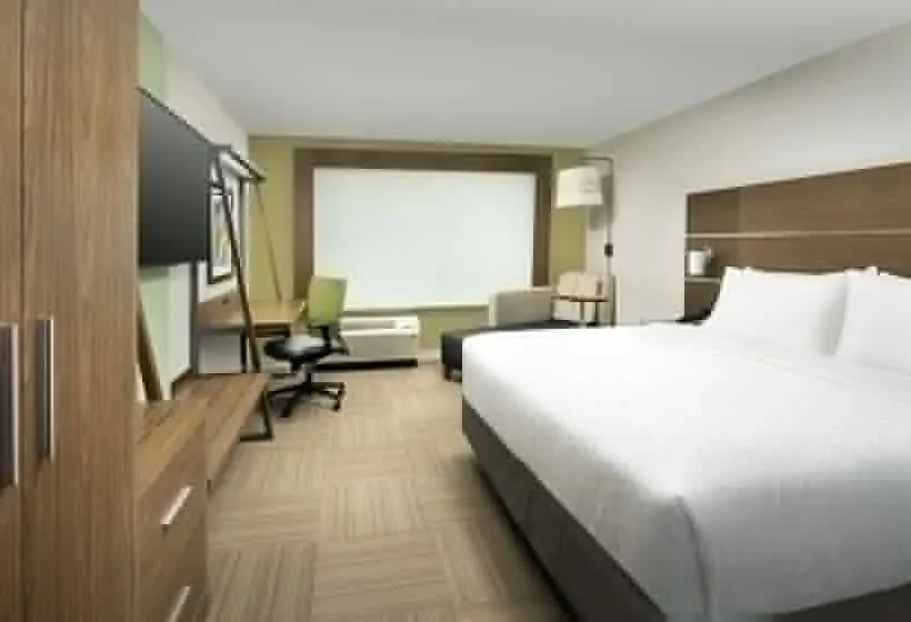 身障者適用スイートルーム, Holiday Inn Express & Suites   North Brunswick, An Ihg