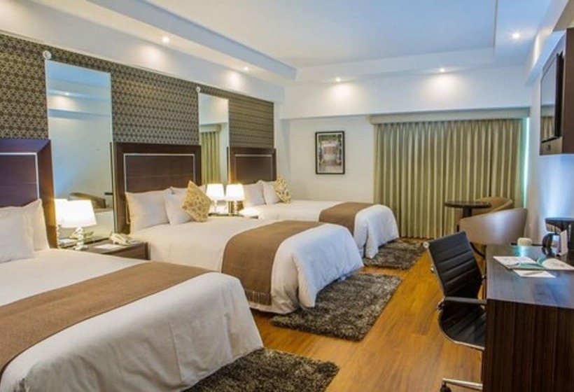 غرفة قياسية ثلاثية, Jose Antonio Deluxe