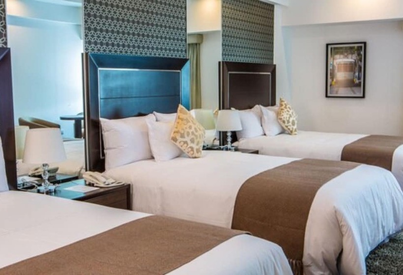 غرفة قياسية ثلاثية, Jose Antonio Deluxe