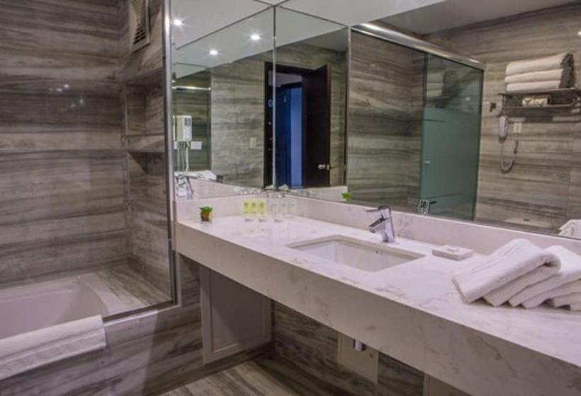 غرفة قياسية ثلاثية, Jose Antonio Deluxe