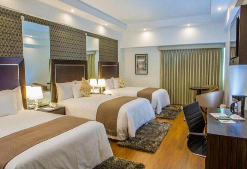 غرفة قياسية ثلاثية, Jose Antonio Deluxe