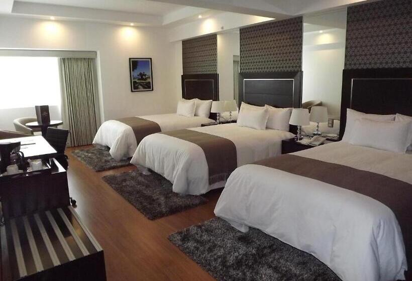 غرفة قياسية ثلاثية, Jose Antonio Deluxe