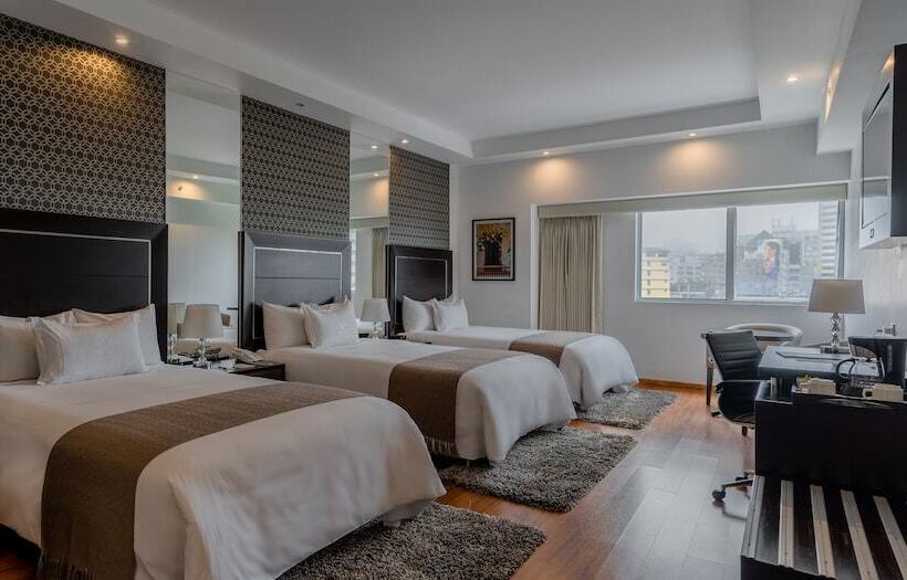 غرفة قياسية ثلاثية, Jose Antonio Deluxe