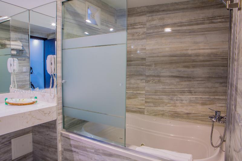 غرفة قياسية فردية, Jose Antonio Deluxe