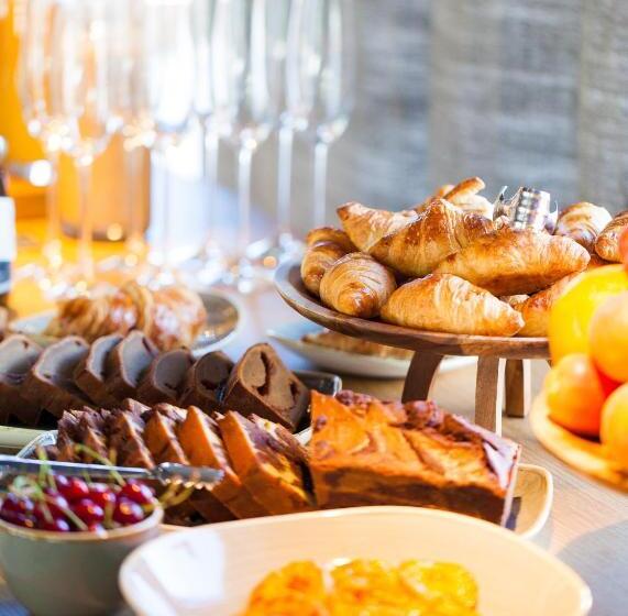 Deluxe Studio, One Suite