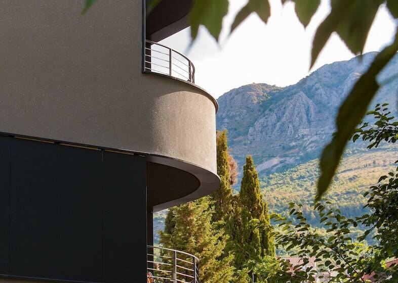 2 Bedroom Apartment Garden View, One Suite