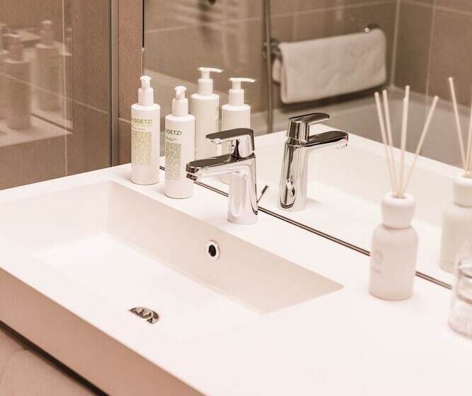 2 Bedroom Apartment Garden View, One Suite