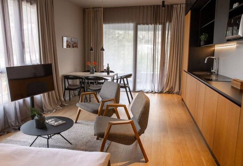 2 Bedroom Apartment Garden View, One Suite