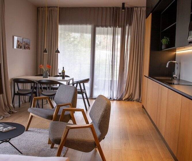 2 Bedroom Apartment Garden View, One Suite