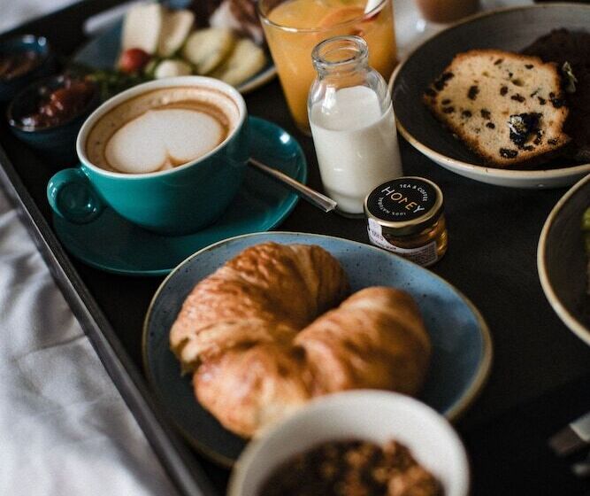 2 Bedroom Apartment Garden View, One Suite