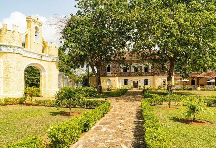 سوییت جونیور با چشم‌انداز دریا, Belo Monte Hotel And Museum