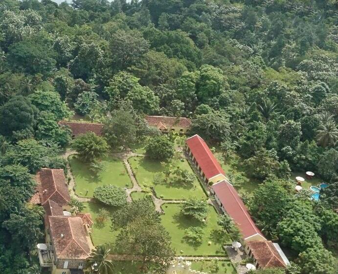 سوییت با چشم‌انداز باغ, Belo Monte Hotel And Museum