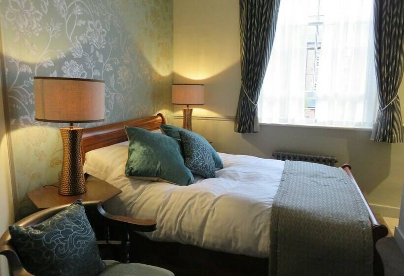 スタンダードルーム, The Cardinals Hat