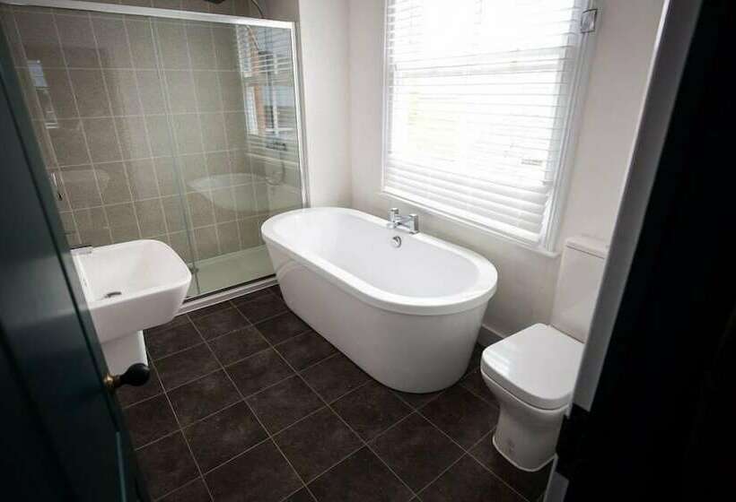 スタンダードルーム, The Cardinals Hat