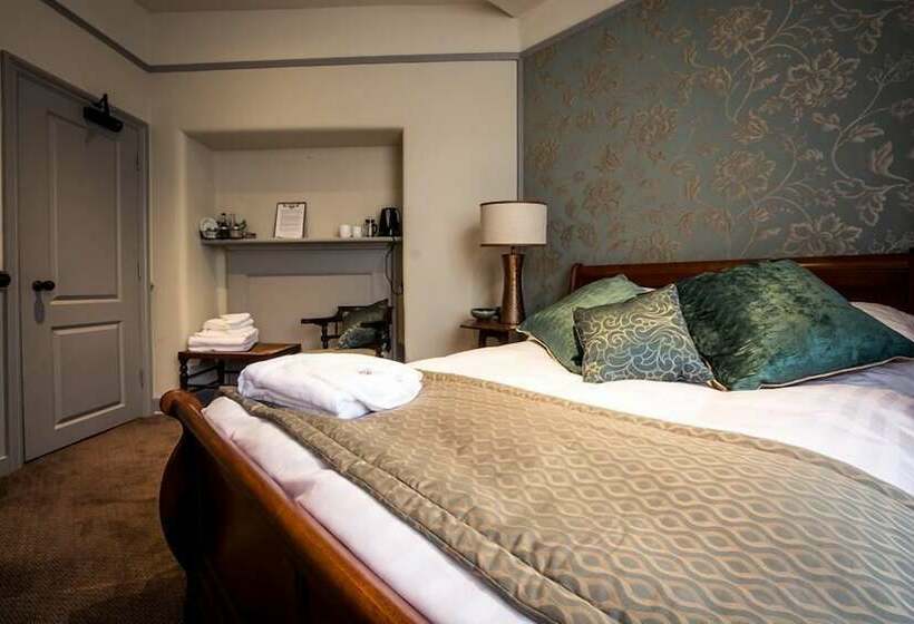 スタンダードルーム, The Cardinals Hat