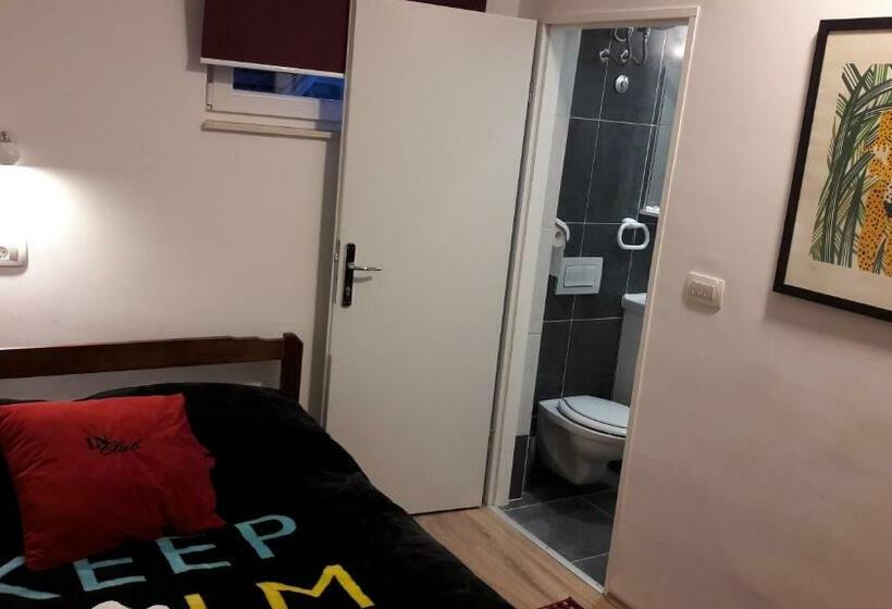 اتاق لوکس, Hostel In Club