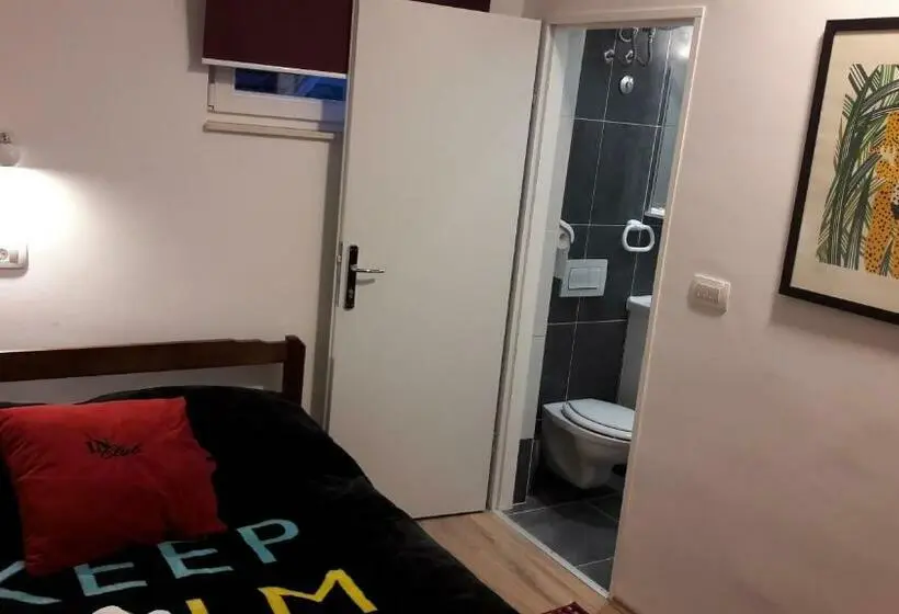 اتاق لوکس, Hostel In Club