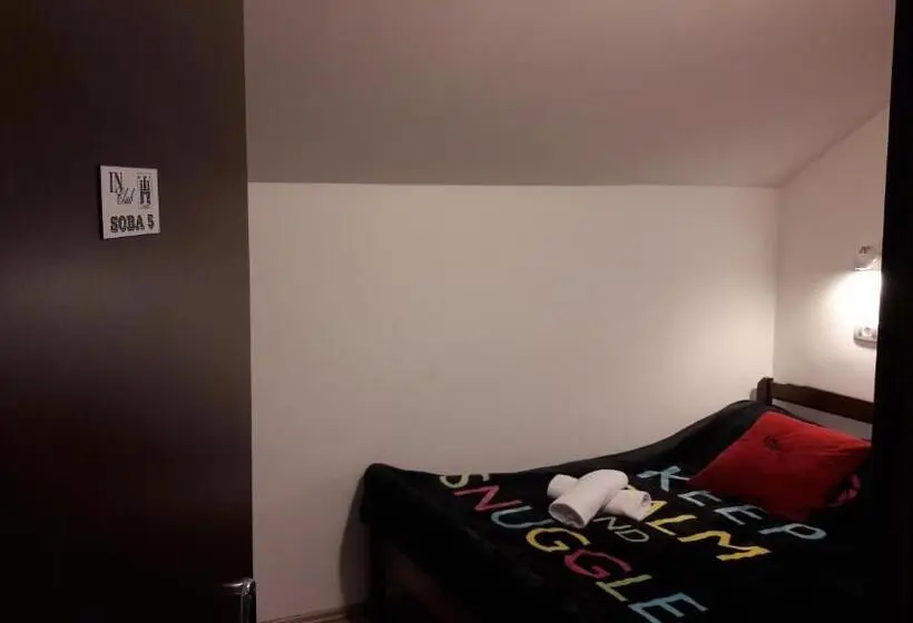 اتاق لوکس, Hostel In Club