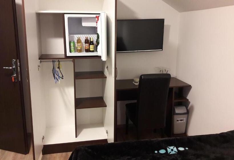 اتاق لوکس, Hostel In Club