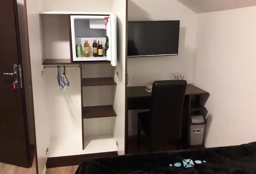 اتاق لوکس, Hostel In Club