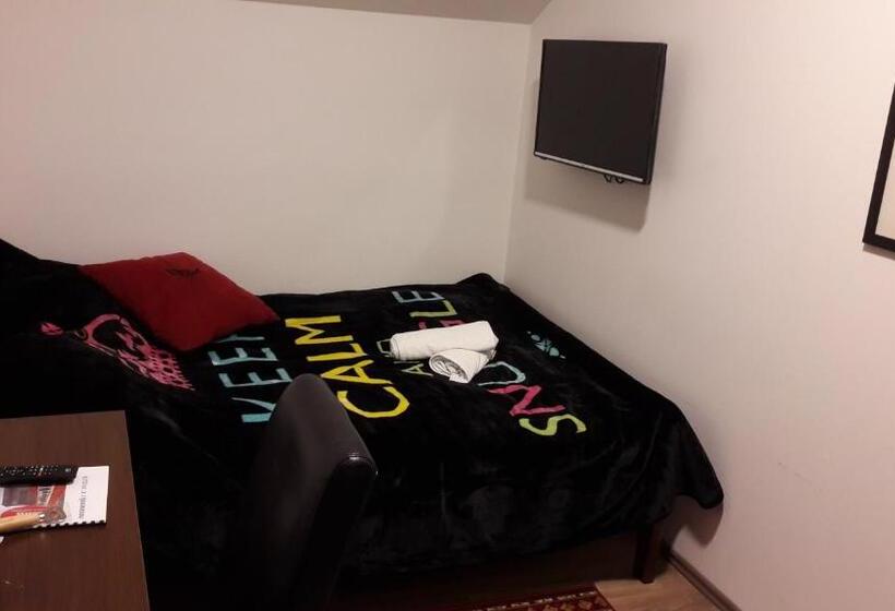 اتاق استاندارد با سرویس بهداشتی مشترک, Hostel In Club