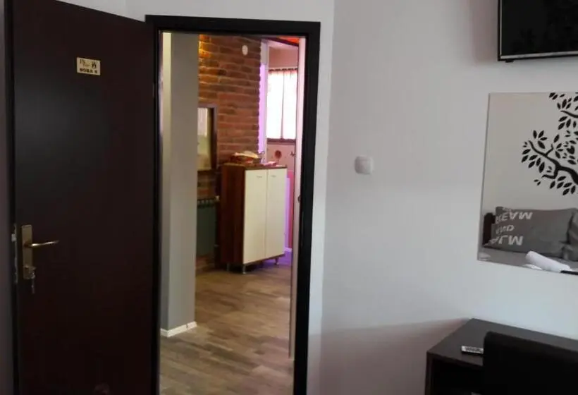 اتاق خانوادگی, Hostel In Club