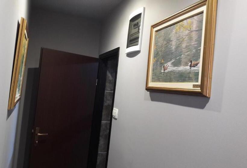 اتاق خانوادگی, Hostel In Club