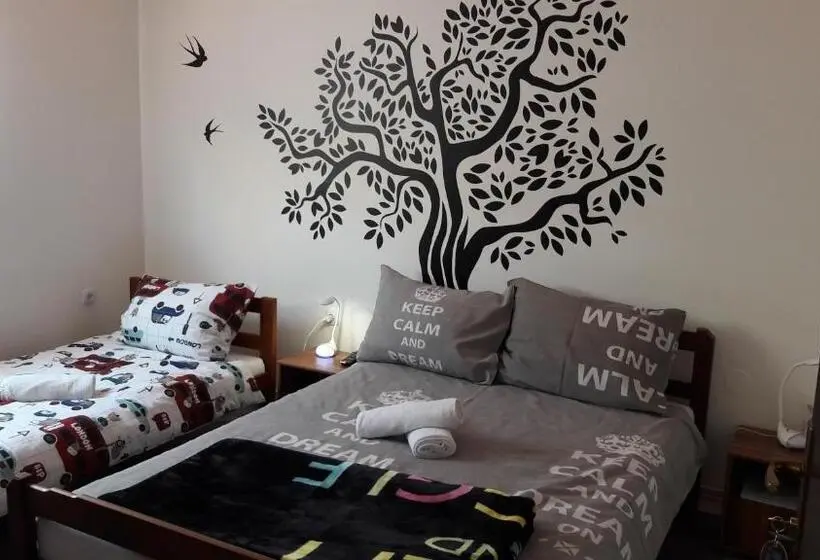 اتاق خانوادگی, Hostel In Club
